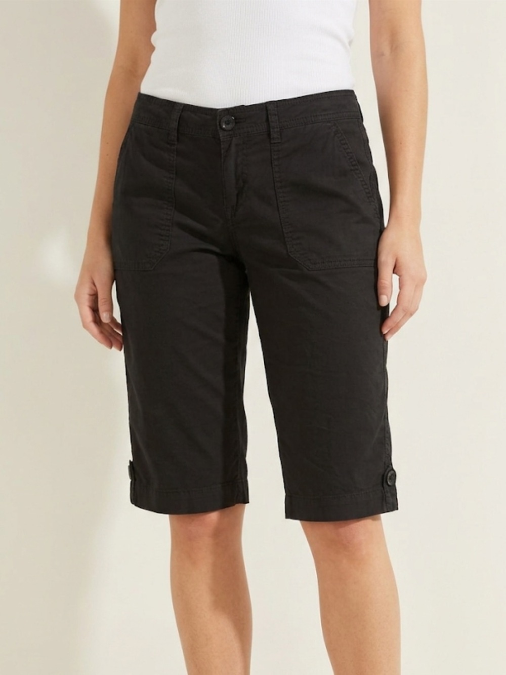 Guess Cargo Capri Shorts – Size 31 | Utility Trend | Street‑Casual Essential |
